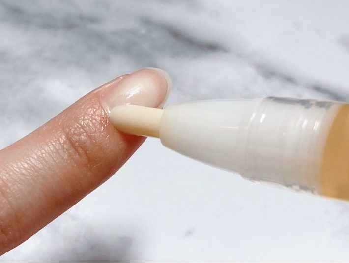 硬めの芯は斜めにカットされていて、爪の根元にしっかりフィット