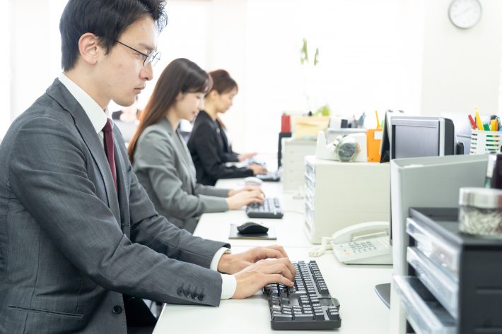 話しかけづらい真面目サラリーマン