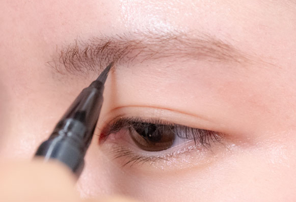 リキッドアイライナーを使って毛のない部分を埋める