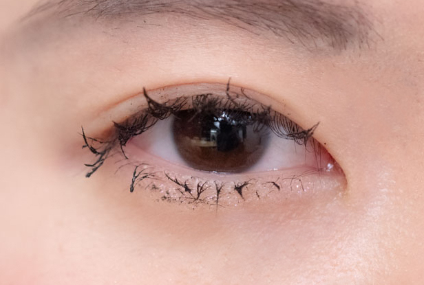 マスカラがまぶたについてしまうのはよくあるパターン