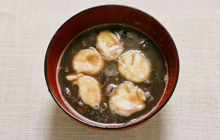 見た目は、ほぼ白玉団子のお汁粉。