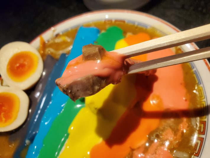 まずはカラフルなチーズから味見