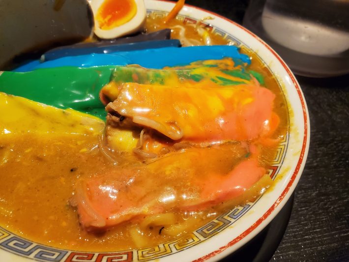 ピンクや黄色は、スープの色となじんでいました