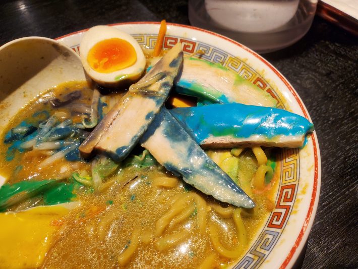 チャーシューも、何か病気に冒されたみたいに見えてくる色マジック