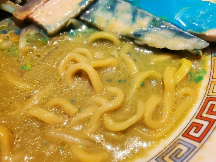 細かく浮く、緑の破片（チーズ）に箸が止まってしまいました