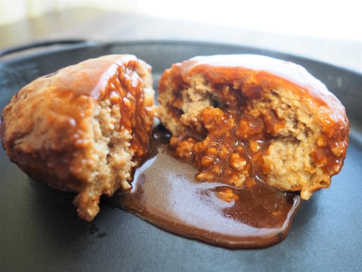 ナイフを入れると肉汁が溢れてきた