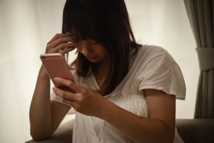 スマホ　悩む　女性