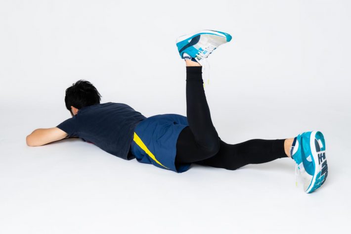 (3)その場所から膝を床から離すように持ち上げます。