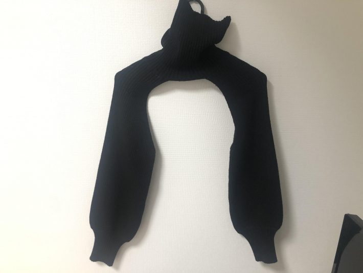 ZARAのこのニットアームウォーマーは白と黒の2色展開