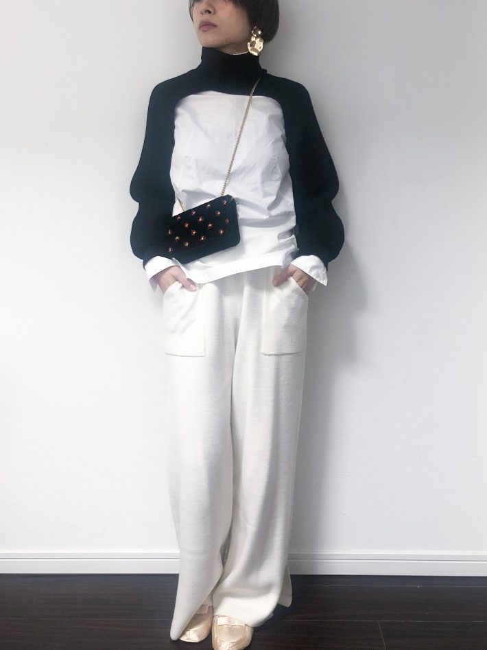 全身コーデを黒2割、白8割の比率で配色するとニットアームウォーマーがコーデに馴染む