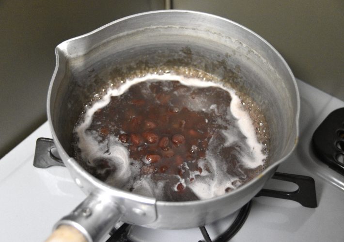 小鍋にレトルトパウチのぜんざいを投入し加熱