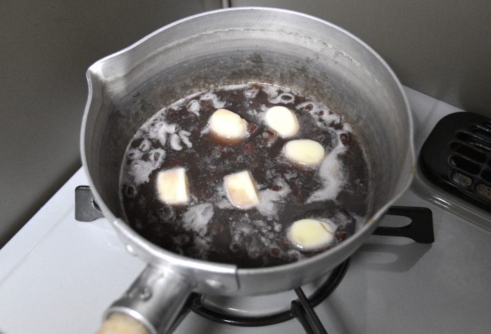 煮立ってきたところで、カットした「さけるチーズ」を投入