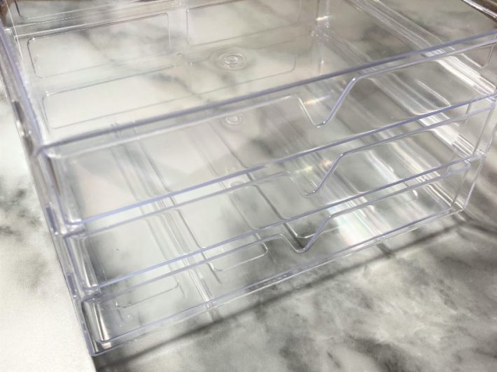 透明なタイプとスケルトンブラックの2種類