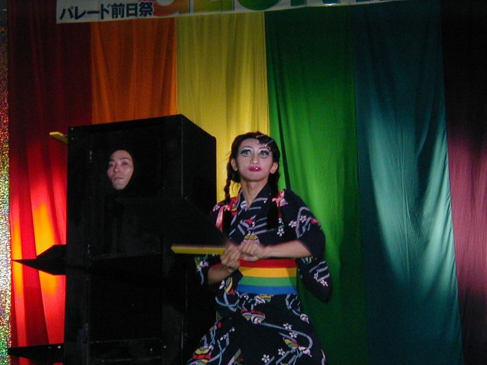 週末にはイベントに出演し、ショーやライブを行う