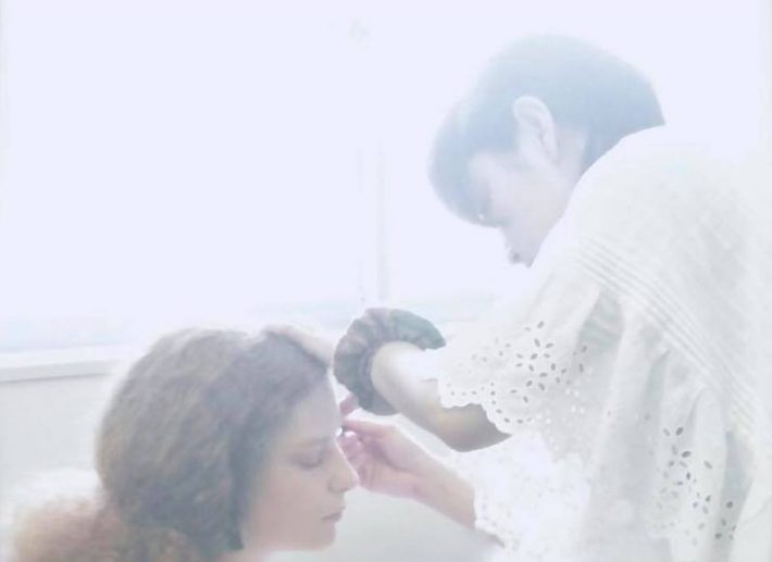 ヘアメイクアップアーティスト・藤岡ちせさん（右）