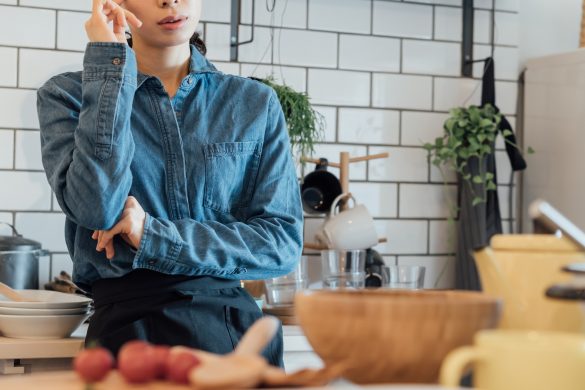 キッチン　女性