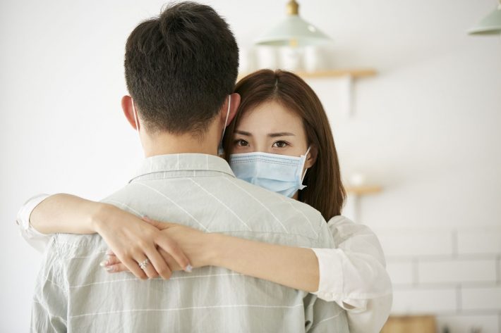 マスク　新型コロナ禍　夫婦　カップル　自宅　不倫　破局　離婚