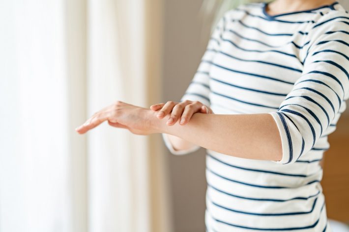 腕・女性　乾燥