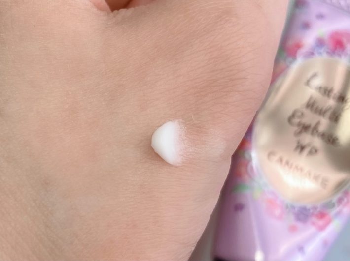 1回のメイクに使う量は米粒ほど