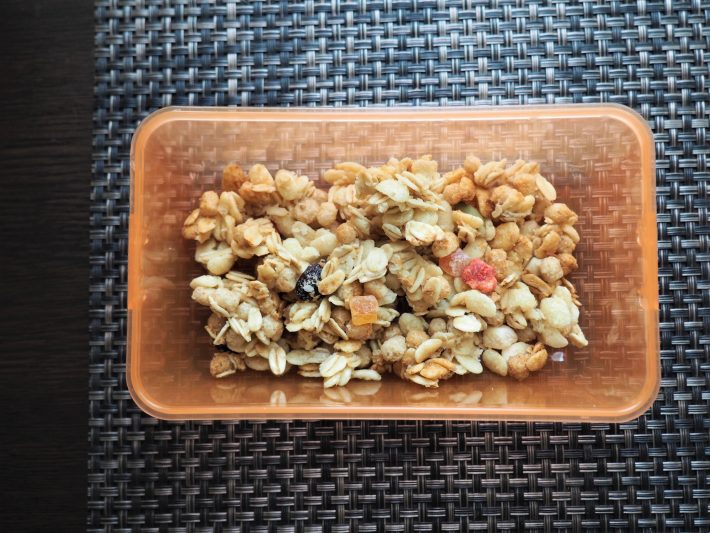 (1) 耐熱容器にフルーツグラノーラを入れます。