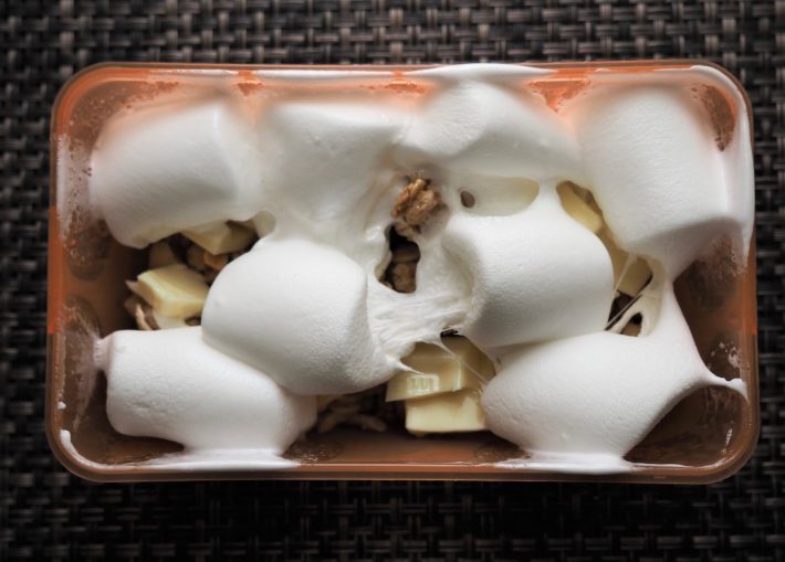 (5) 容器を取り出し、スプーンでササッと混ぜる。