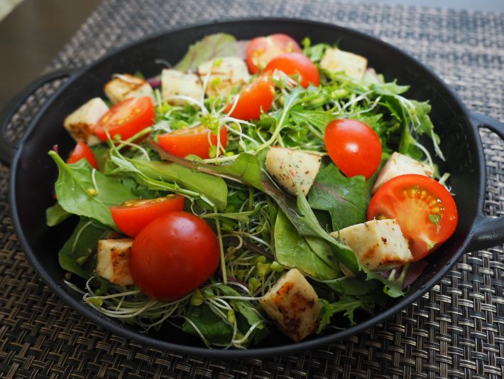 ベビーリーフとトマト、チキンのサラダに乗せることにしました