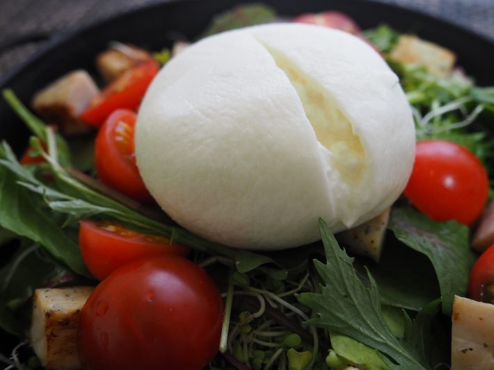 恐る恐る包丁で切れ目を