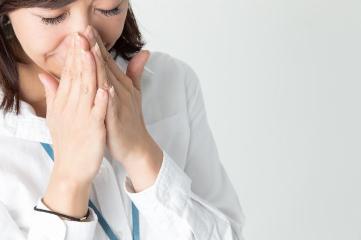 弁当のニオイにご立腹のCA