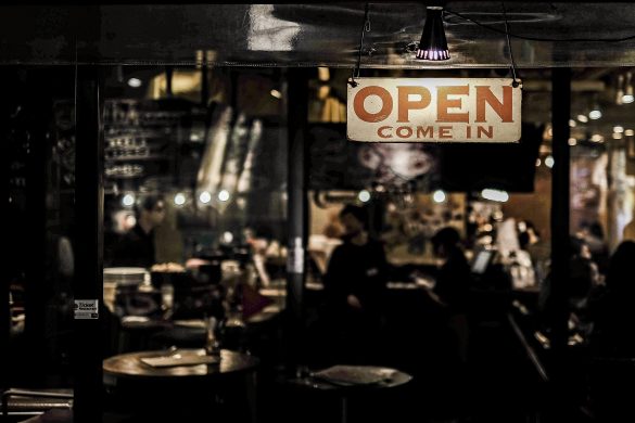 人混みをかき分け行きつけのバーへ