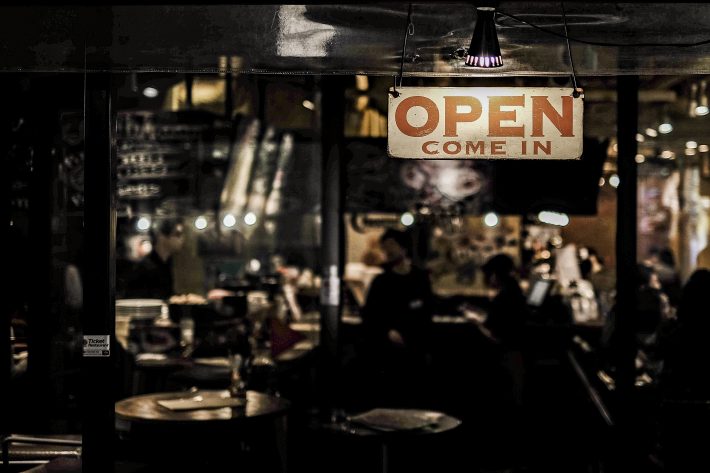 人混みをかき分け行きつけのバーへ