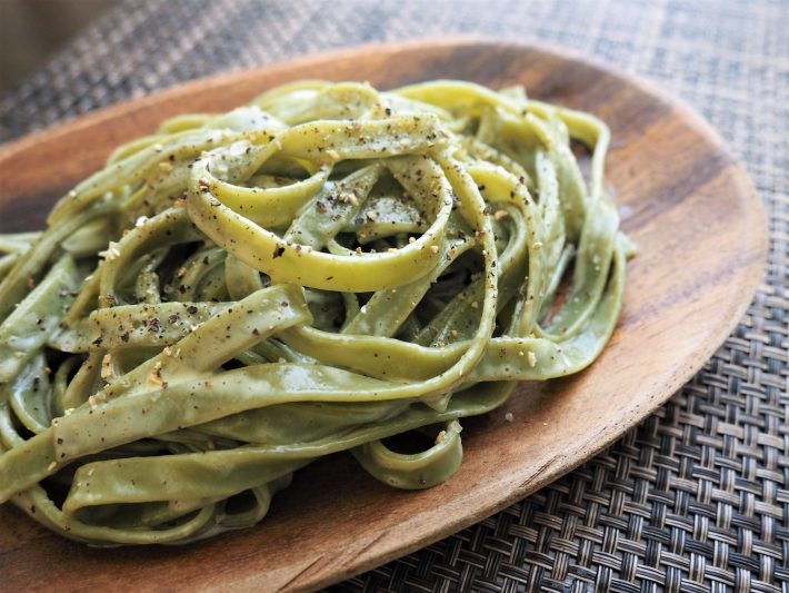 ほうれん草パウダーが練り込まれた生パスタ