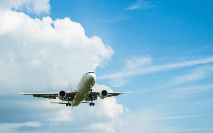 カップルのケアより飛行機の出発時間のほうが大事