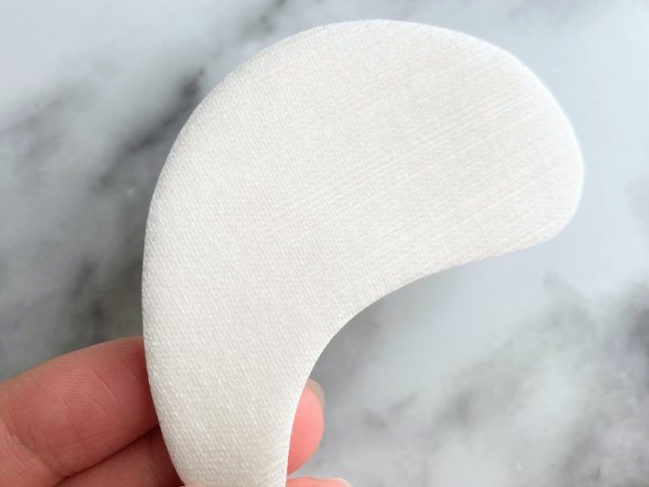 目の下から目尻までうまく覆ってくれるしずく形