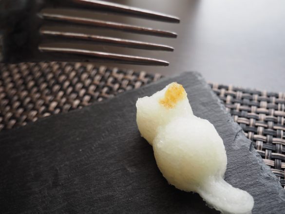 フォークや箸の先に醤油をつけて模様を入れる