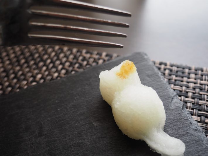 フォークや箸の先に醤油をつけて模様を入れる