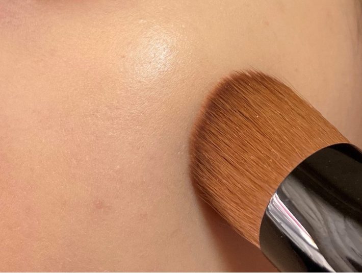 ブラシで伸ばすとツヤ肌に