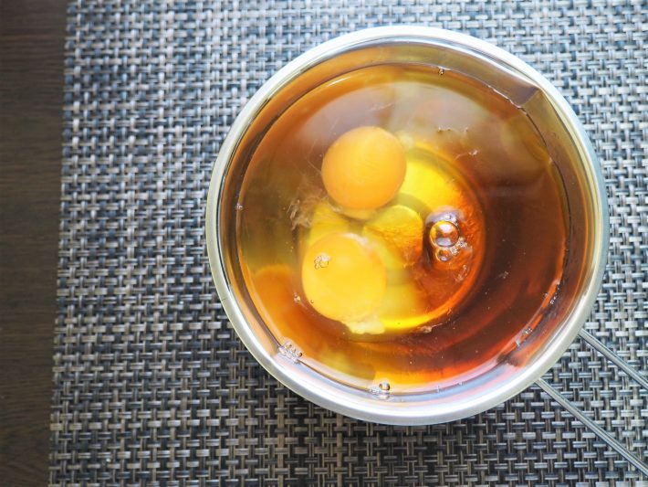 (1) 卵と水、だしをボウルに入れてよくかき混ぜる