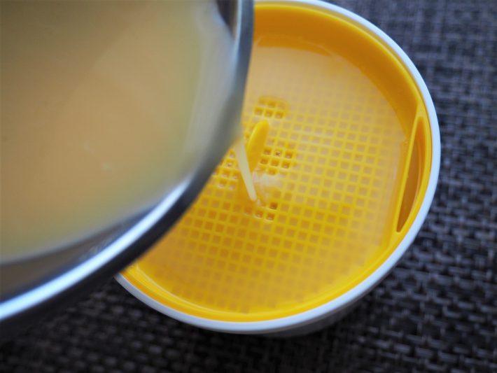 (2) 容器にこし器をセットして、(1)をゆっくりと流し入れる