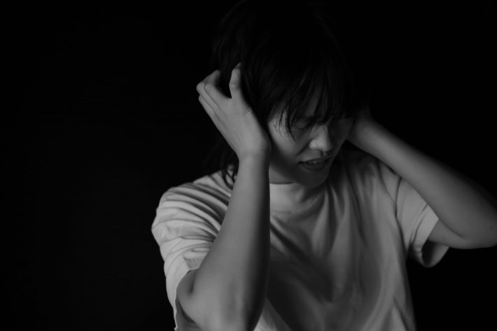 女性　耳を塞ぐ