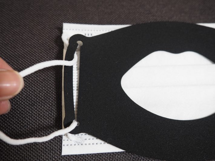 マスクのひもを「マスク インナーパッド」の上下の穴に通します