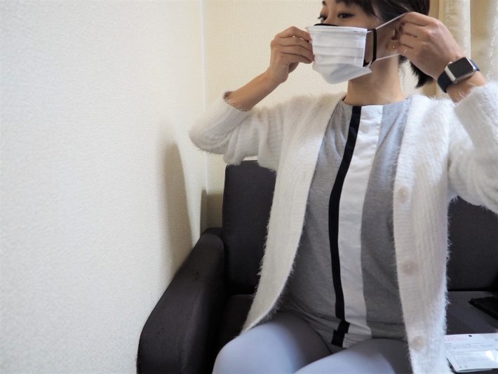 ひもを耳にかける時も強く引っ張らない