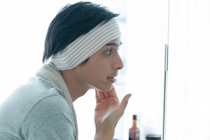 肌の手入れをする男性