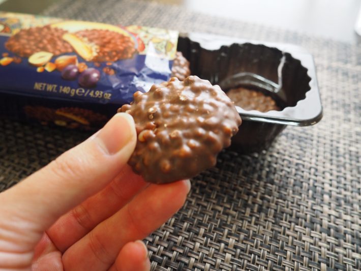 3層のビスケットをチョコでコーティング