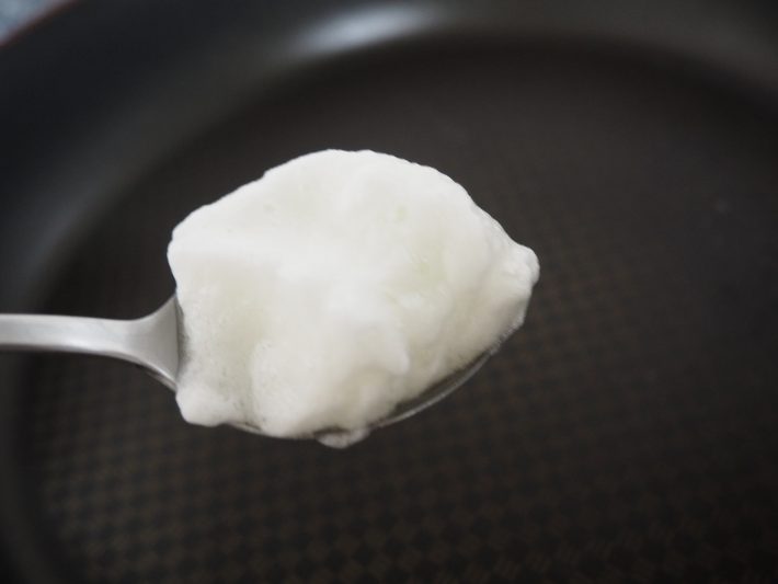 卵黄と砂糖を混ぜてフライパンに流すと