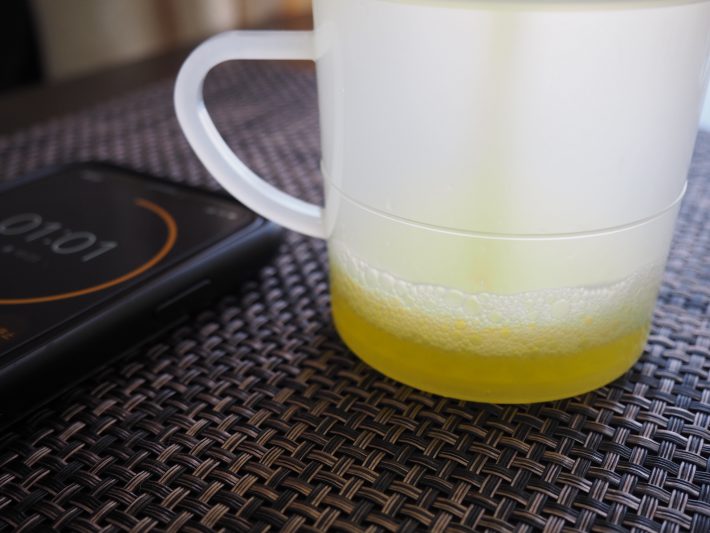 (2)泡立て器で約1分30秒間上下に動かす