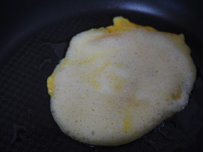 (4)バターを薄く引いたフライパンで焼く