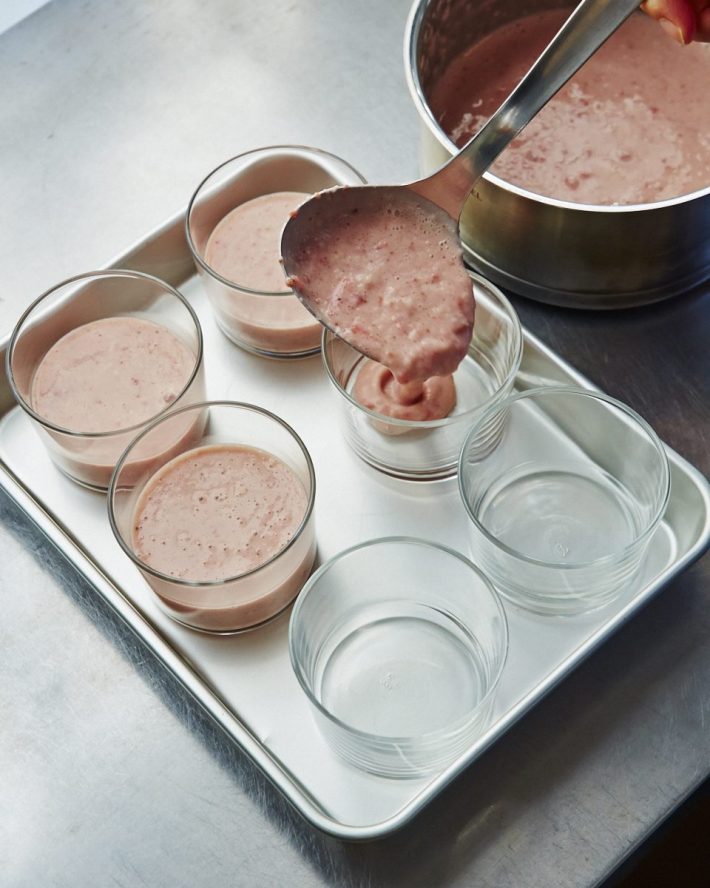 イチゴプリン型に流す