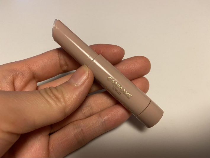 リップを一度繰り出すと元に戻すことができないタイプ