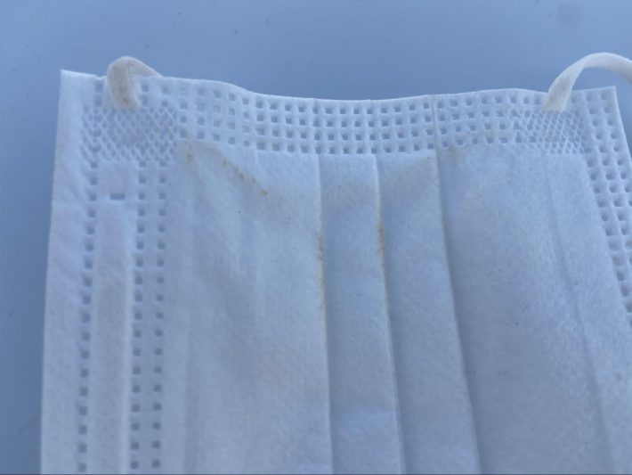 ファンデだけ色移りしてます