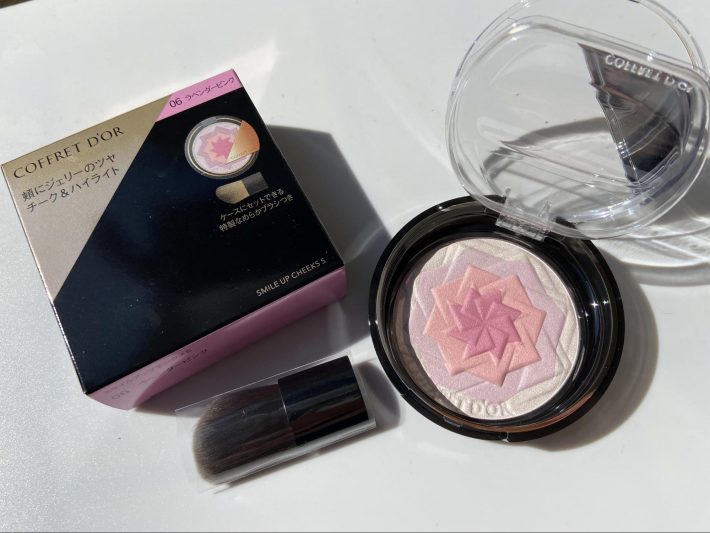 「スマイルアップチークスS」ブラシ付き2300円（税抜）